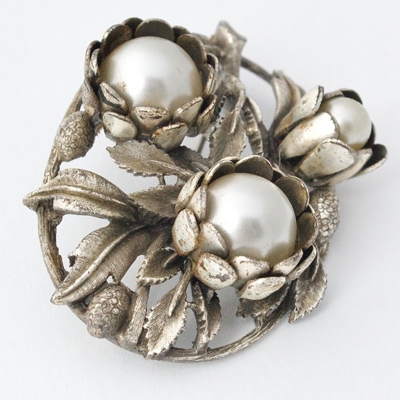Vintage Faux Pearl Floral Brooch Pin Large Ornate Oval with Flower Buds & Leaves - Picture 2 of 4